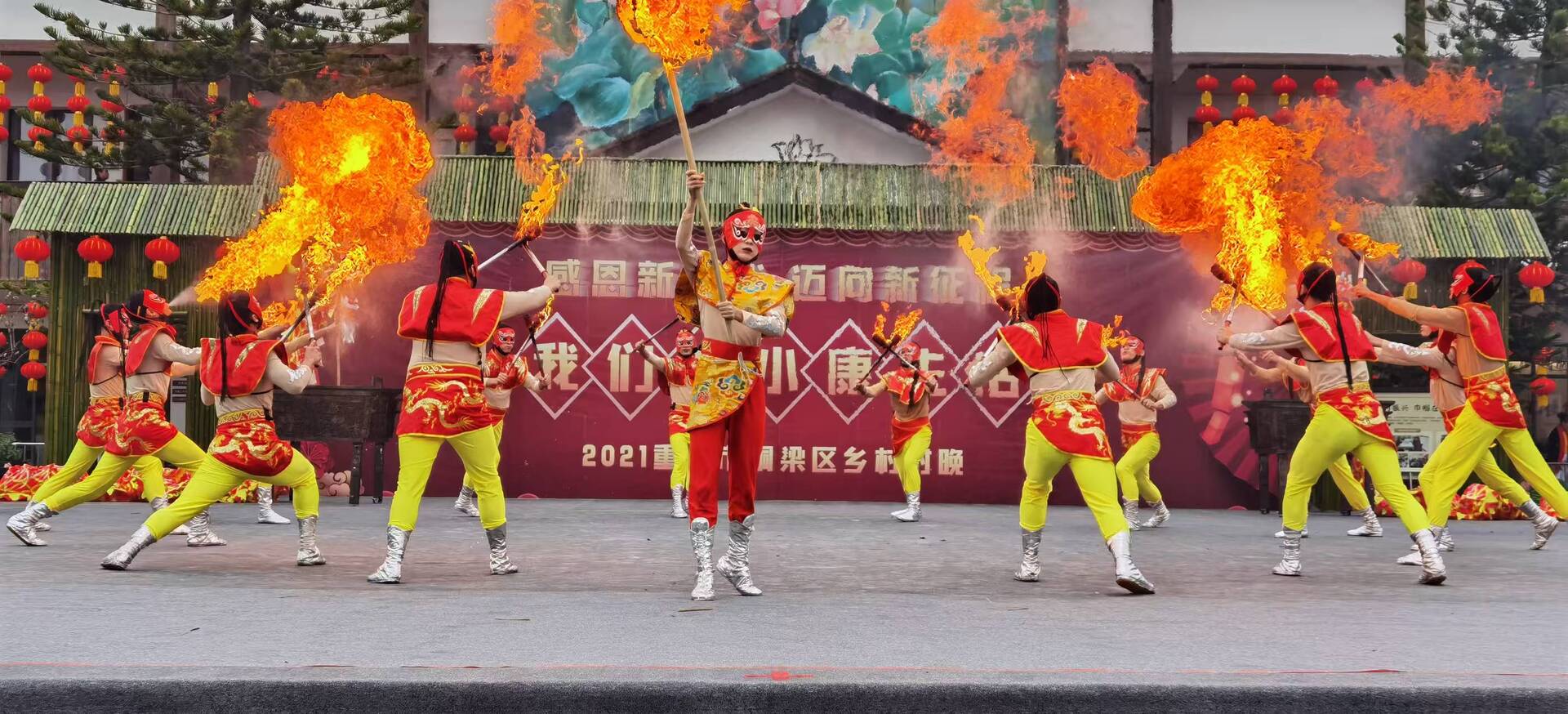 焰火龙照片(火把与吐火)