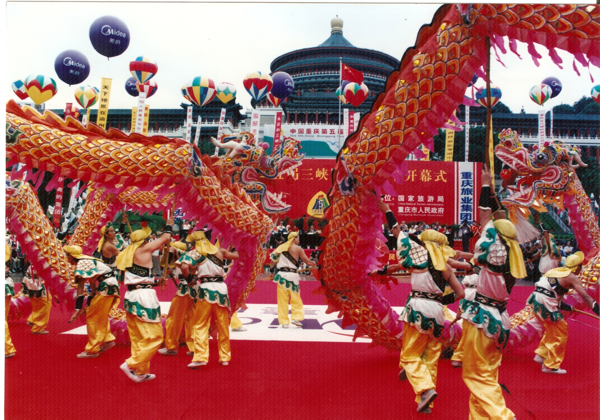 2007年，重庆人民广场，铜梁“二龙戏珠”参加三峡国际旅游节开幕式表演