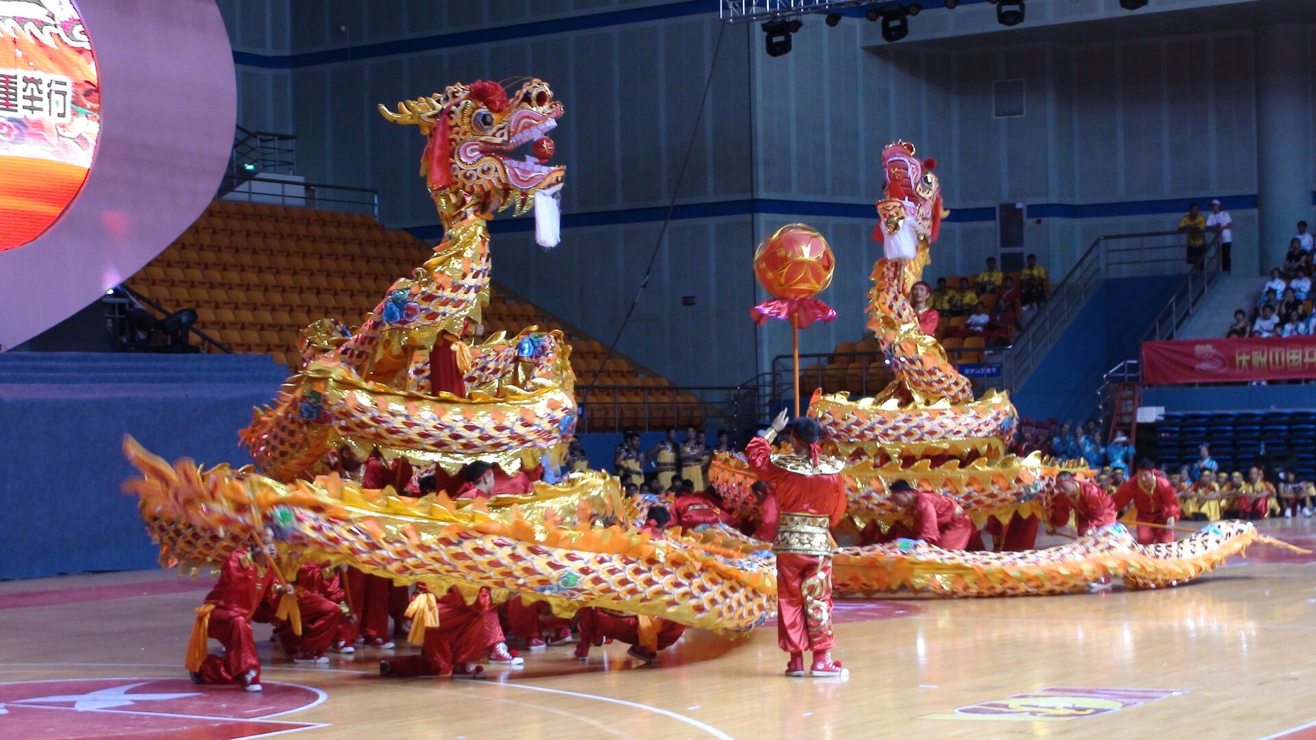 2011年，浙江鄞州，铜梁“二龙戏珠”在比赛现场表演