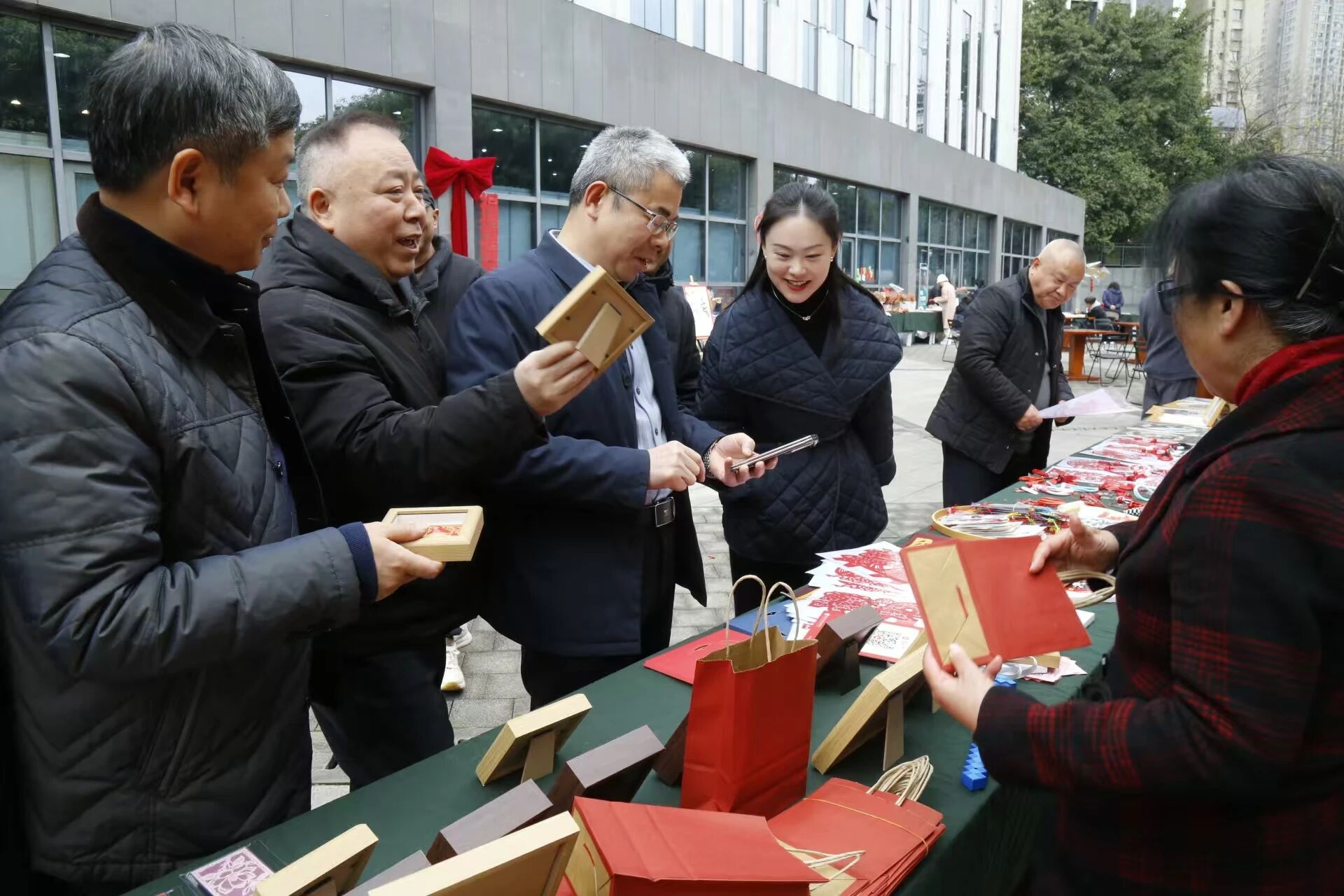 2d4b594c10906c5929369b064fb81772